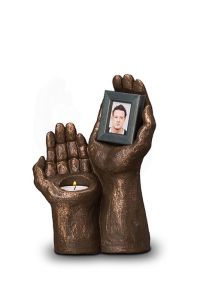 Kleinkeramikurne „Hand“ mit Bilderrahmen und Kerzenhalter