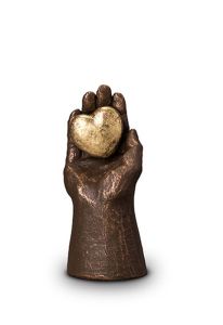 Kleinkeramikurne „Herz in der Hand“ Bronze und gold