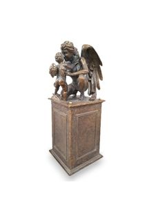 Engelurne ‚Schutzengel mit Kind‘ auf Säule in versch. Farben
