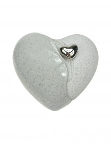 Keramikkleinurne 'Herz' beige mit Magnetherz silber