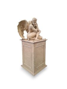 Engelurne ‚Engel des Trostes‘ auf Säule in versch. Farben