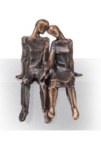 Grabskulptur Sitzendes Paar – dreidimensional, freistehend, Gewindestifte unten