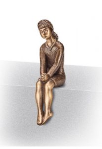 Grabskulptur Sitzendes Mädchen – Grabdekoration – 3D, freistehend, Gewindestifte unten