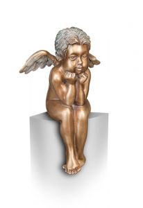Gedenkstatue Engel, sitzend – 3D, freistehend, Gewindestifte unten