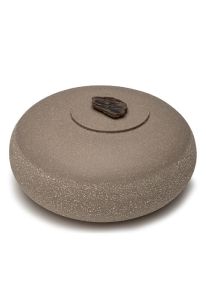 Handgefertigte Keramikurne grau-beige mit Detail