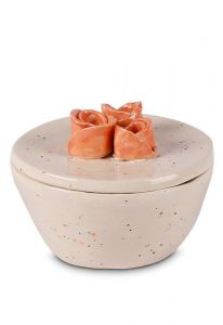 Keramikkleinurne elfenbeinweiss mit orange Rosen