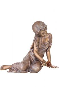Gedenkstatue Trauernde mit Rose – 3D, freistehend, Gewindestifte unten