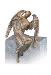 Gedenkstatue Sitzender Engel in verschiedenen Größen – 3D, freistehend, Gewindestifte unten