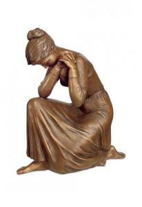 Grabskulptur Trauernde Frau mit Rose – limitierte Auflage, 3D, freistehend, Gewindestifte unten