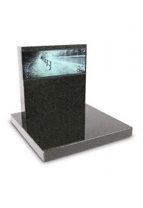 Urnengrab mit Glasplatte (Foto in Schwarz-Weiß)