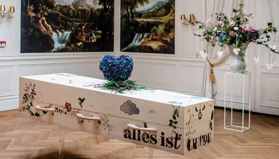 Ist ein Sarg bei einer Einäscherung in Deutschland vorgeschrieben?