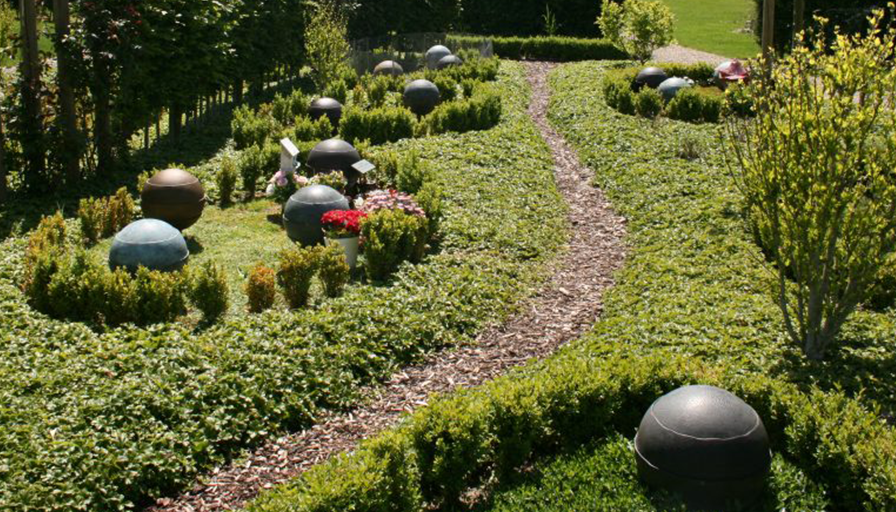 Wie funktioniert die Beisetzung der Urne auf einem Friedhof in Deutschland?